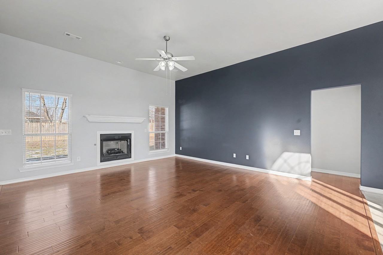 585 Lynn Dr - Photo 4 of 19