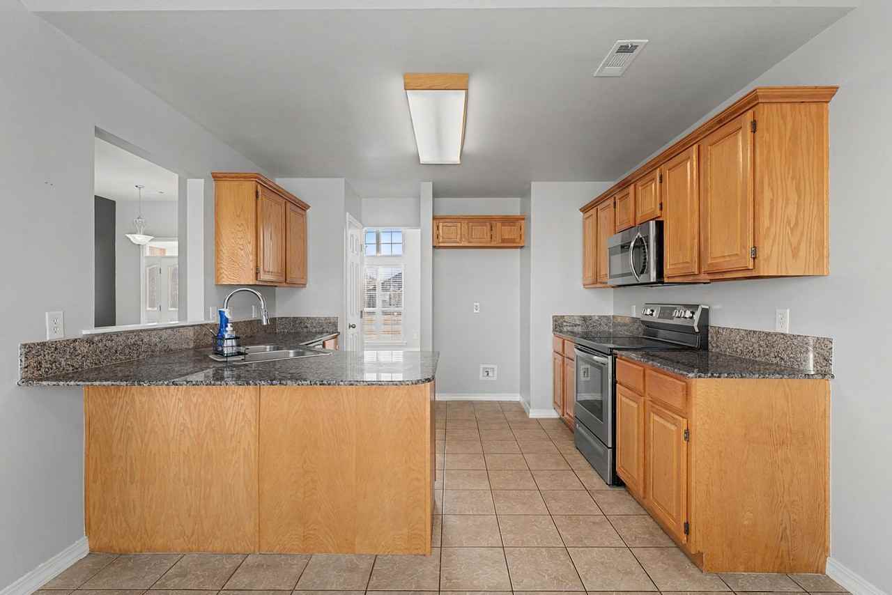 585 Lynn Dr - Photo 7 of 19