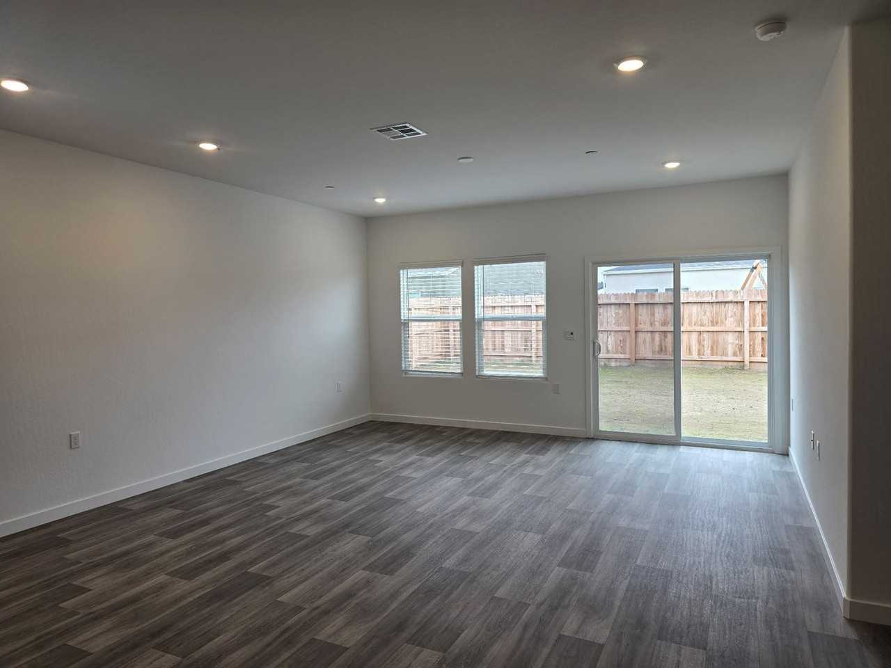 1563 N Mitchell St - Photo 4 of 22