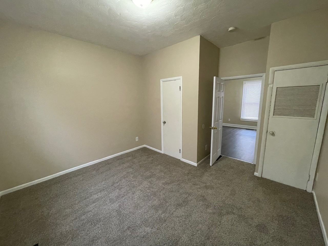 427 W 10th St - Photo 3 of 16