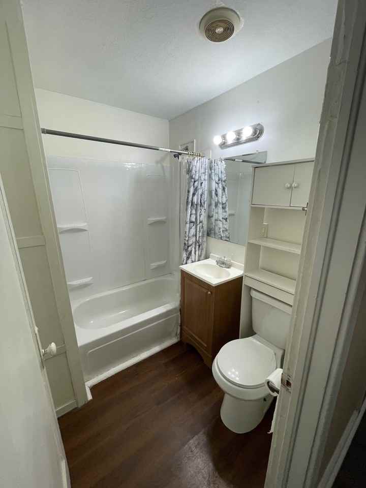 427 W 10th St - Photo 4 of 16