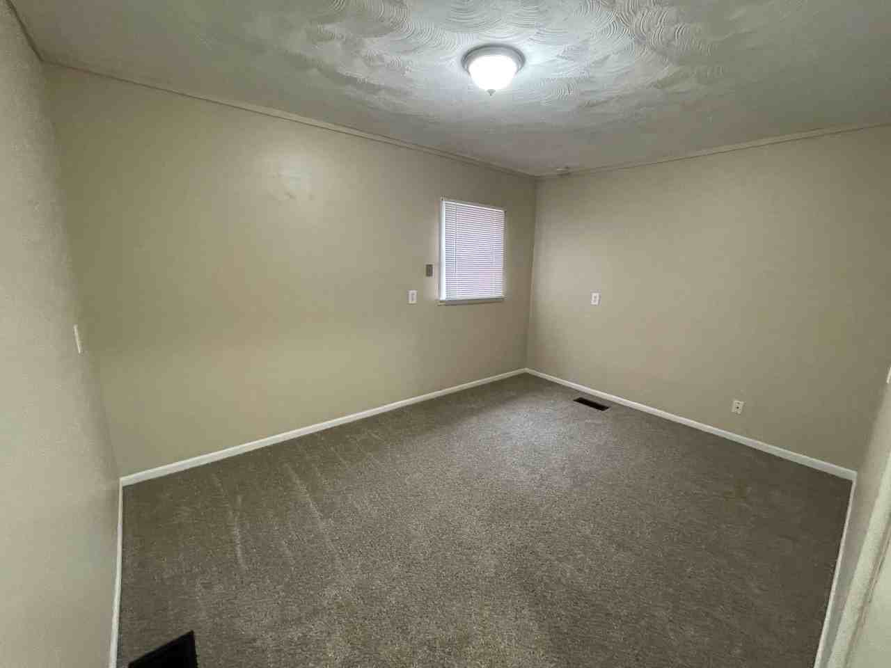 427 W 10th St - Photo 7 of 16