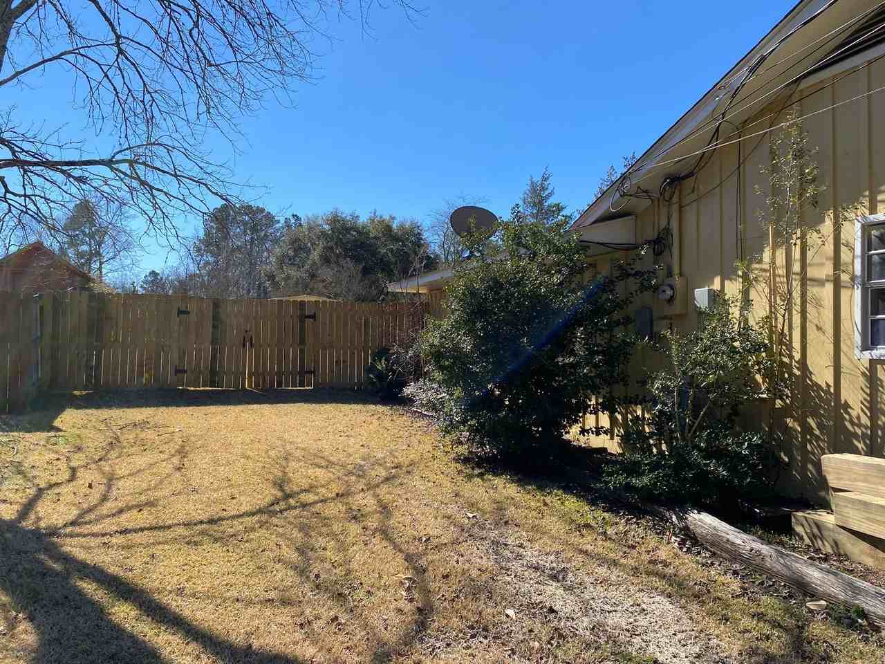 205 Dogwood Dr - Photo 3 of 24