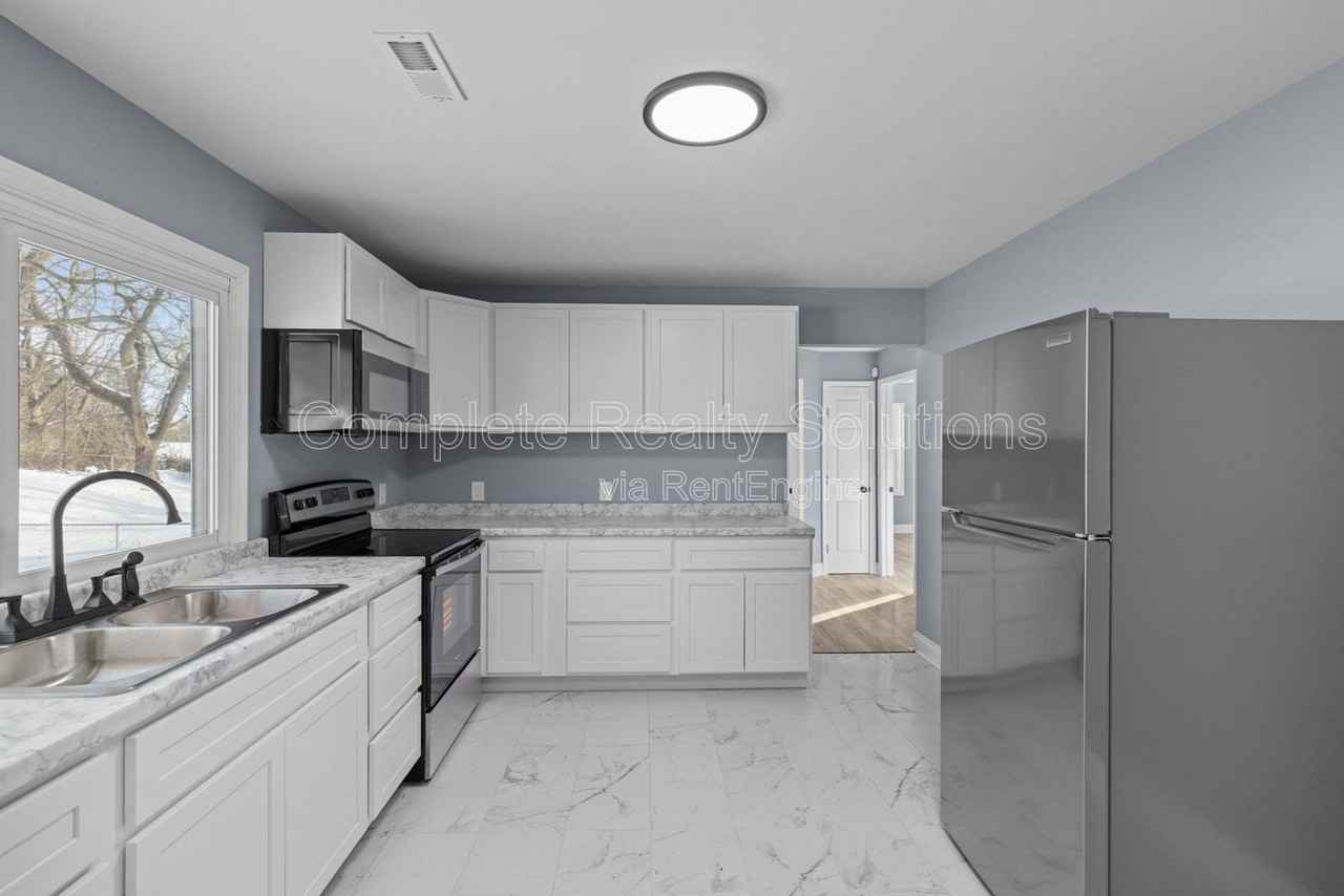 9722 Lorna Ln - Photo 2 of 31