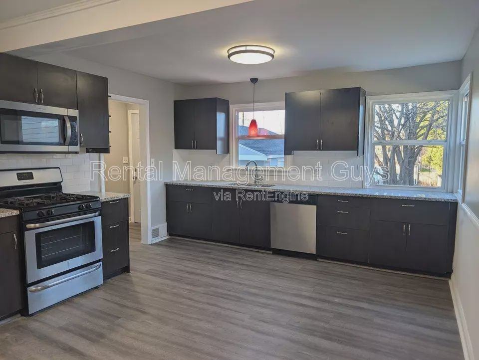 1093 Breen St - Photo 2 of 11