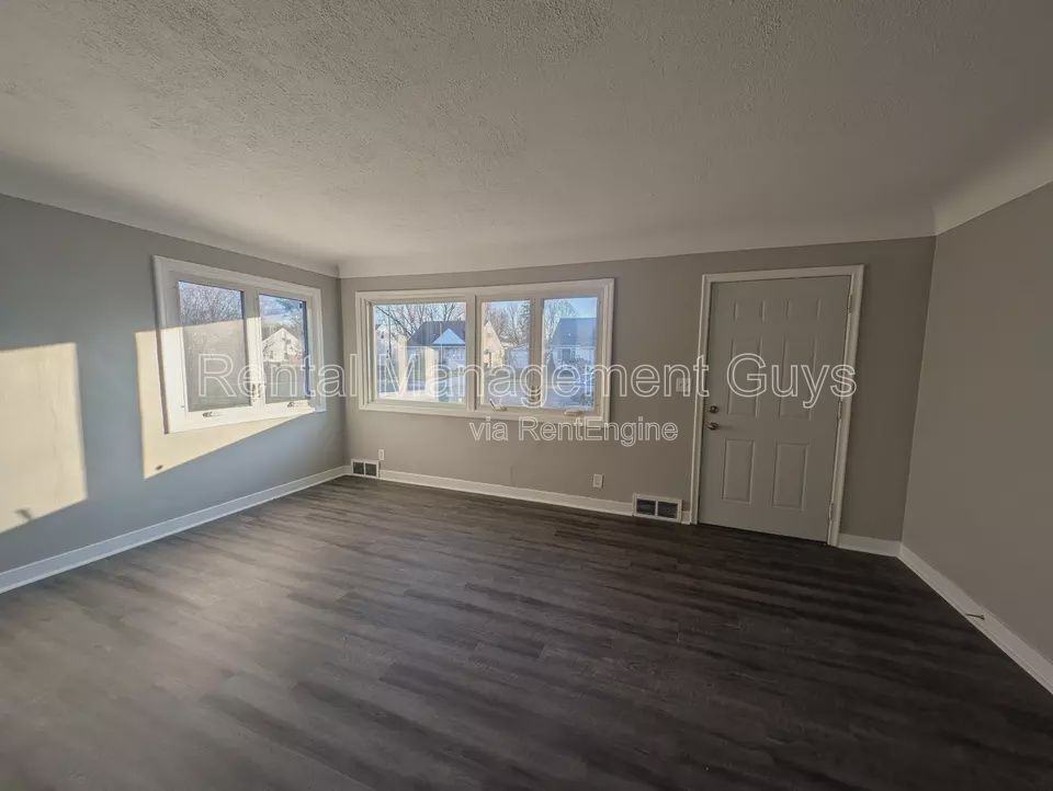 1093 Breen St - Photo 3 of 11