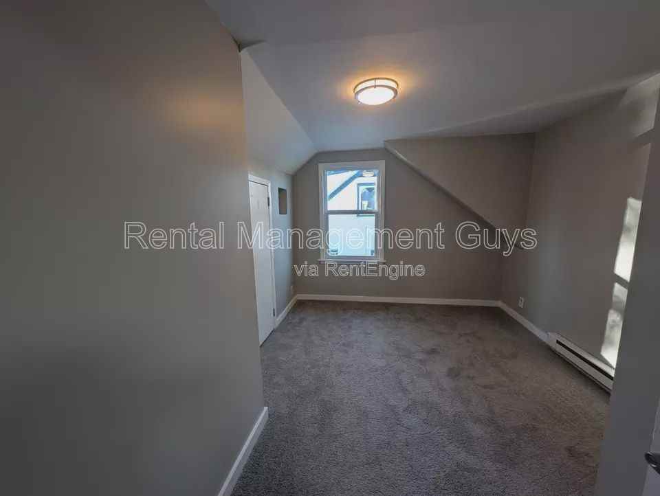 1093 Breen St - Photo 5 of 11