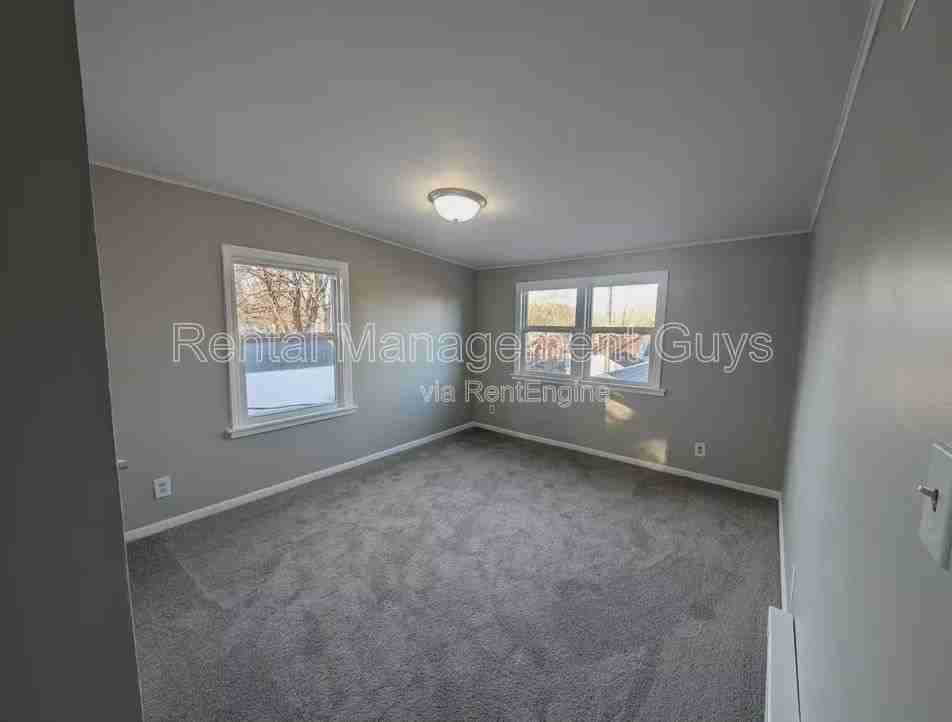1093 Breen St - Photo 6 of 11