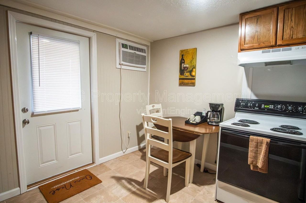 707 W Race St #1 - Photo 3 of 11