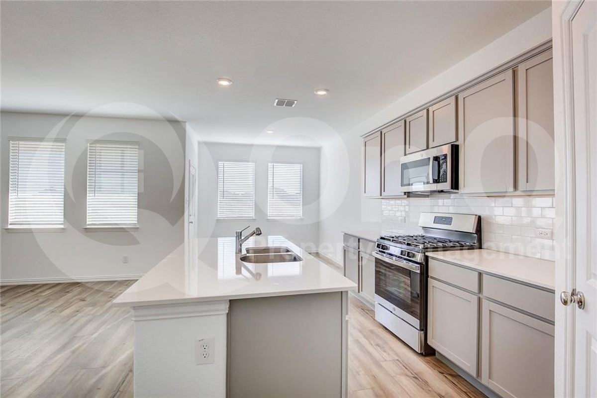 1513 Fallingwater Trl - Photo 4 of 21