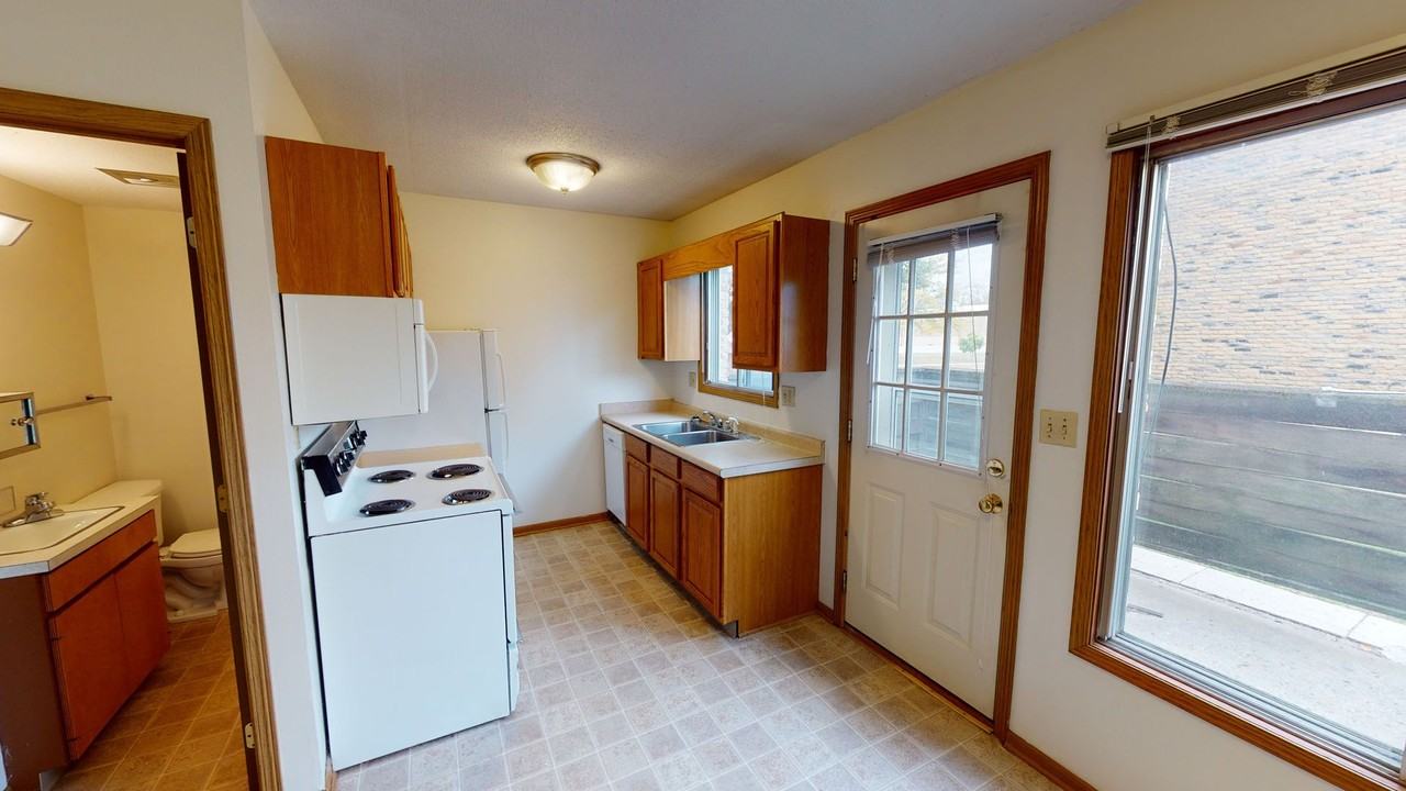 1004 26th St - Photo 4 of 11