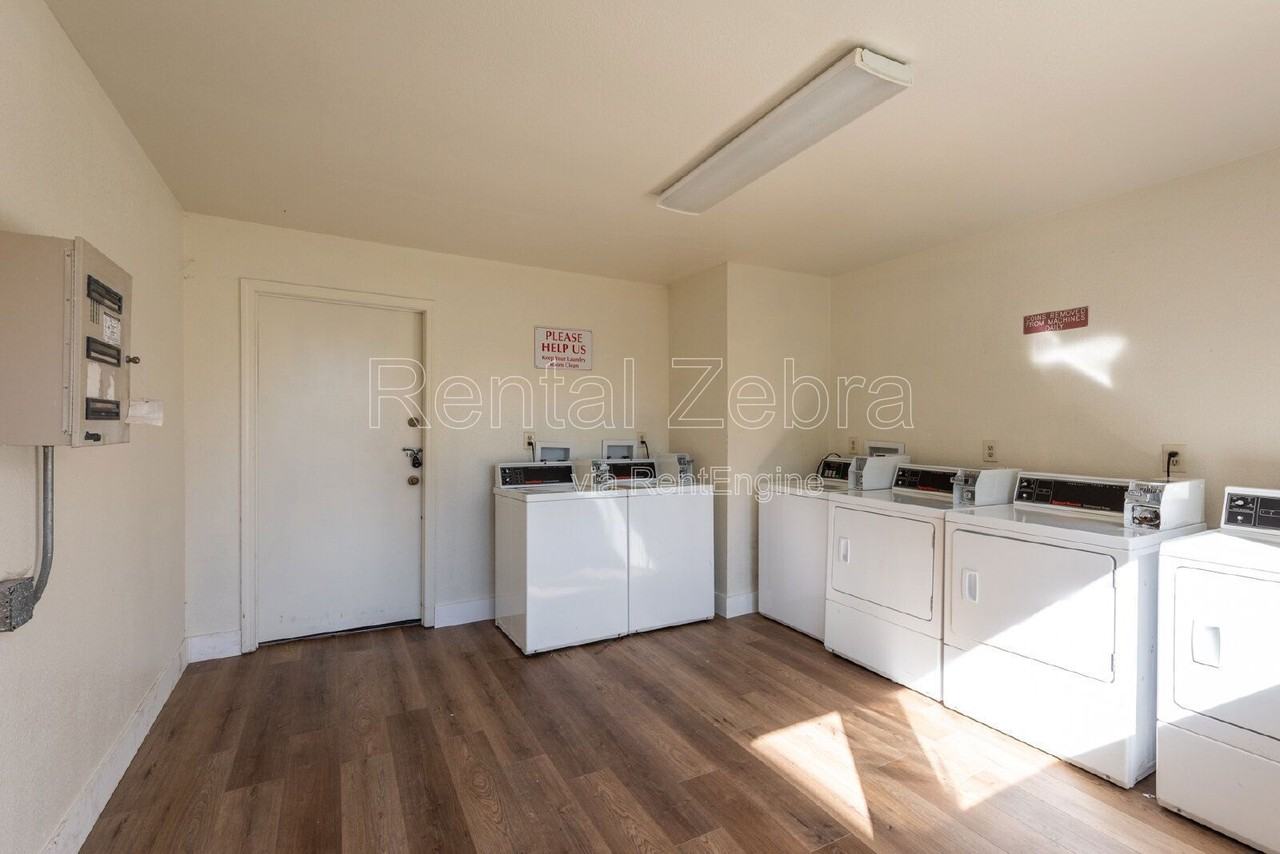 1400 Southwest Blvd #J - Photo 5 of 12