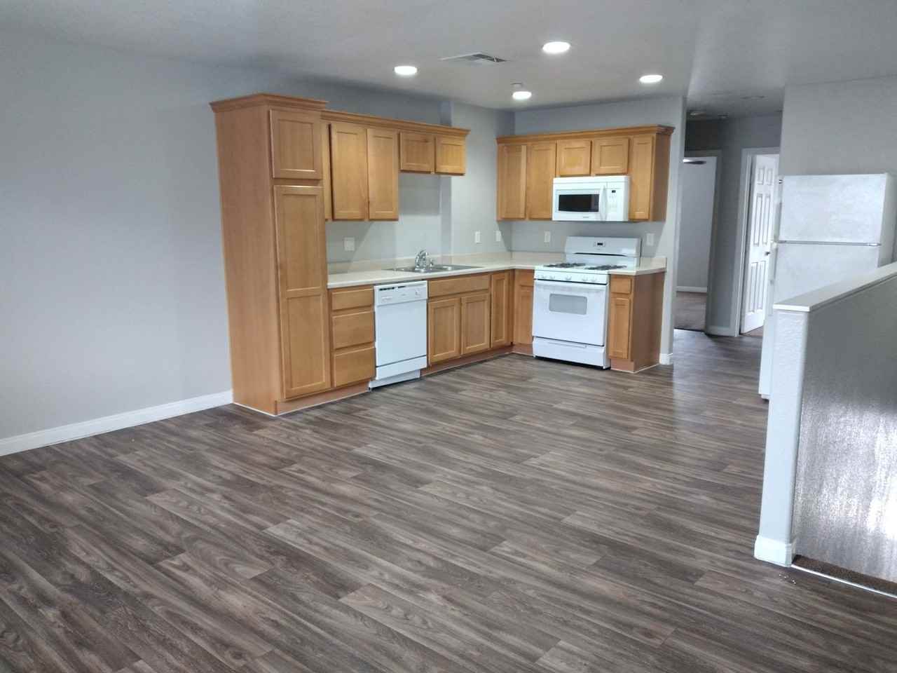 452 Hunter Dr - Photo 4 of 32