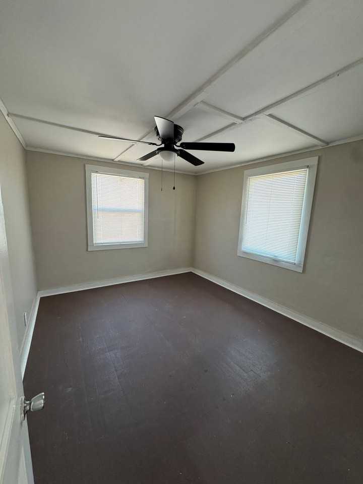 1332 Barry St - Photo 5 of 8
