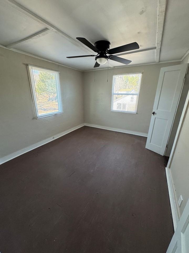 1332 Barry St - Photo 6 of 8