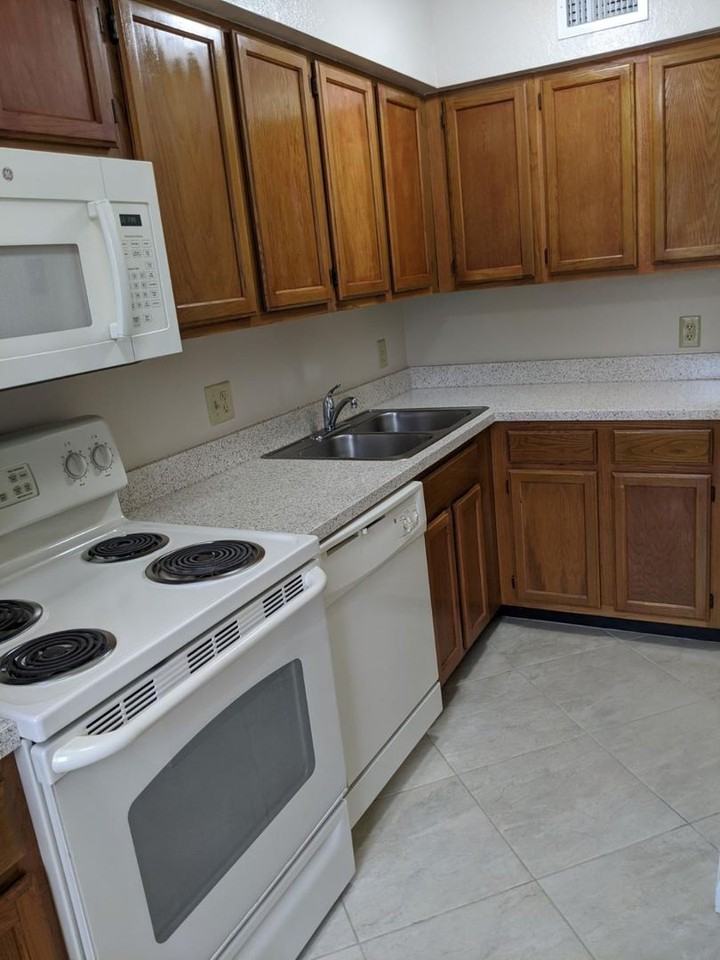 Crystal Pointe II - Photo 3 of 6