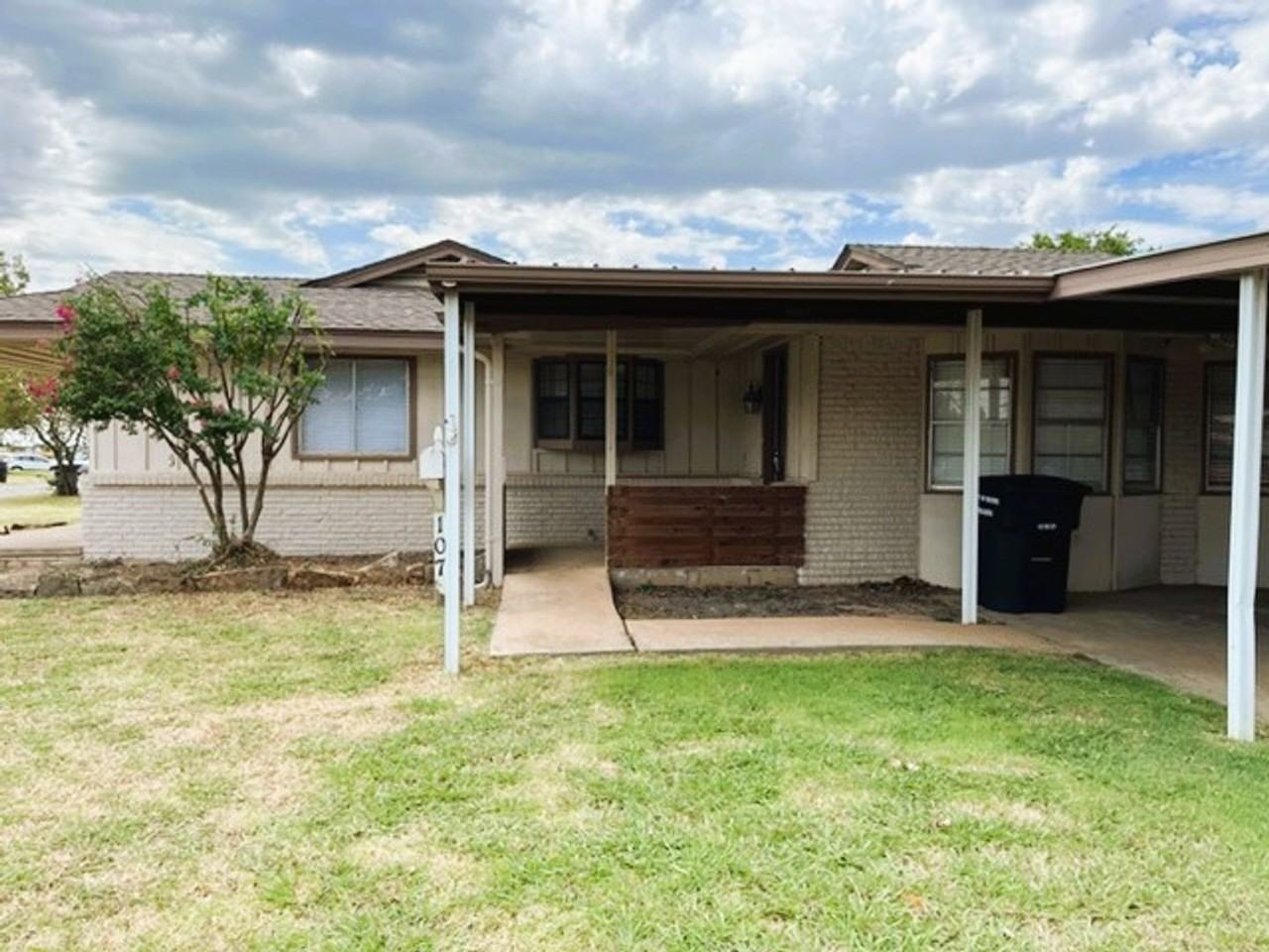 107 Ne 6th St - Photo 2 of 22