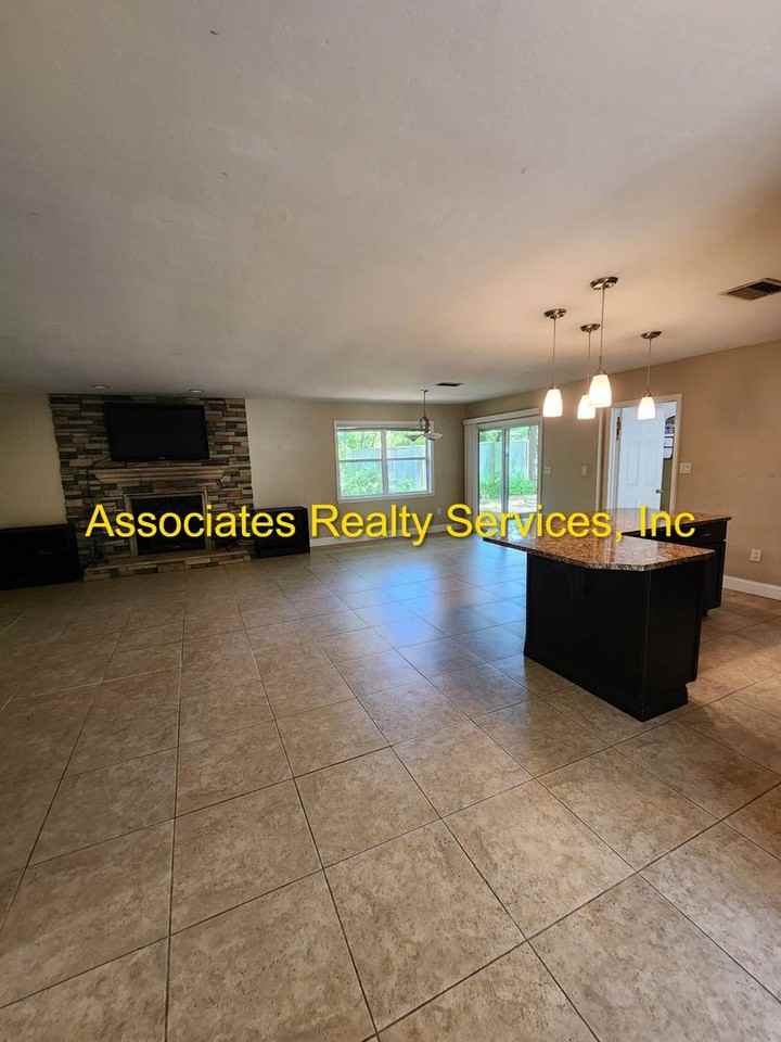 4703 Nw 35th St - Photo 2 of 10