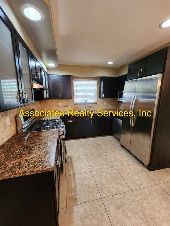 4703 Nw 35th St - Photo 3 of 10