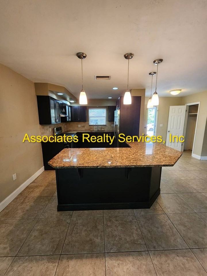 4703 Nw 35th St - Photo 4 of 10