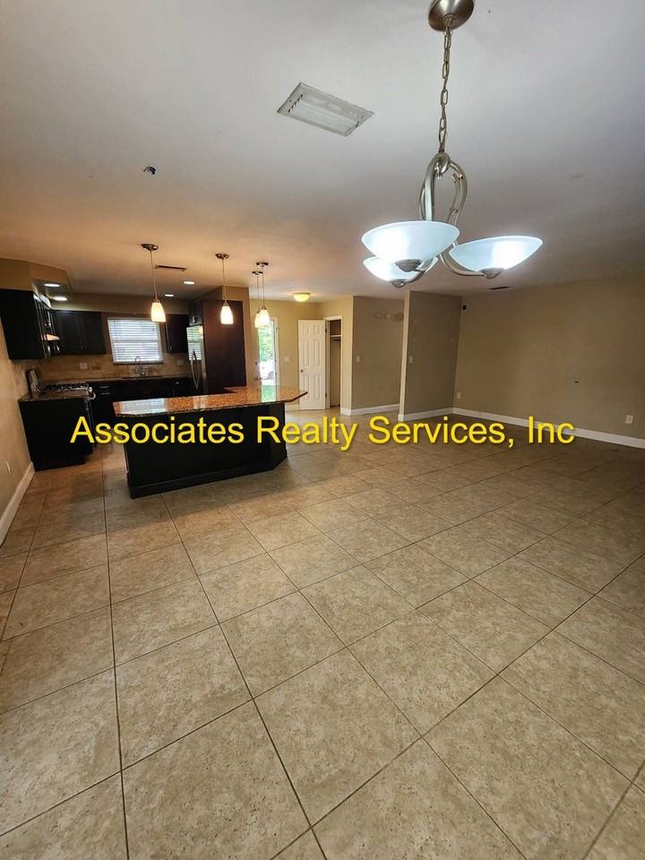 4703 Nw 35th St - Photo 5 of 10