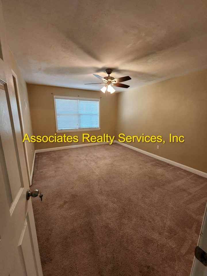 4703 Nw 35th St - Photo 7 of 10