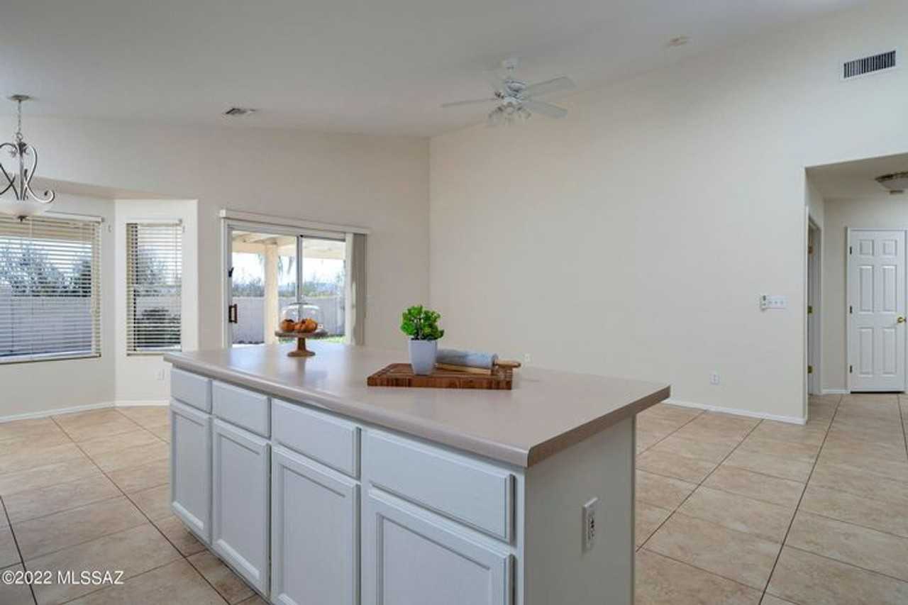 2065 W Three Oaks Dr - Photo 6 of 19