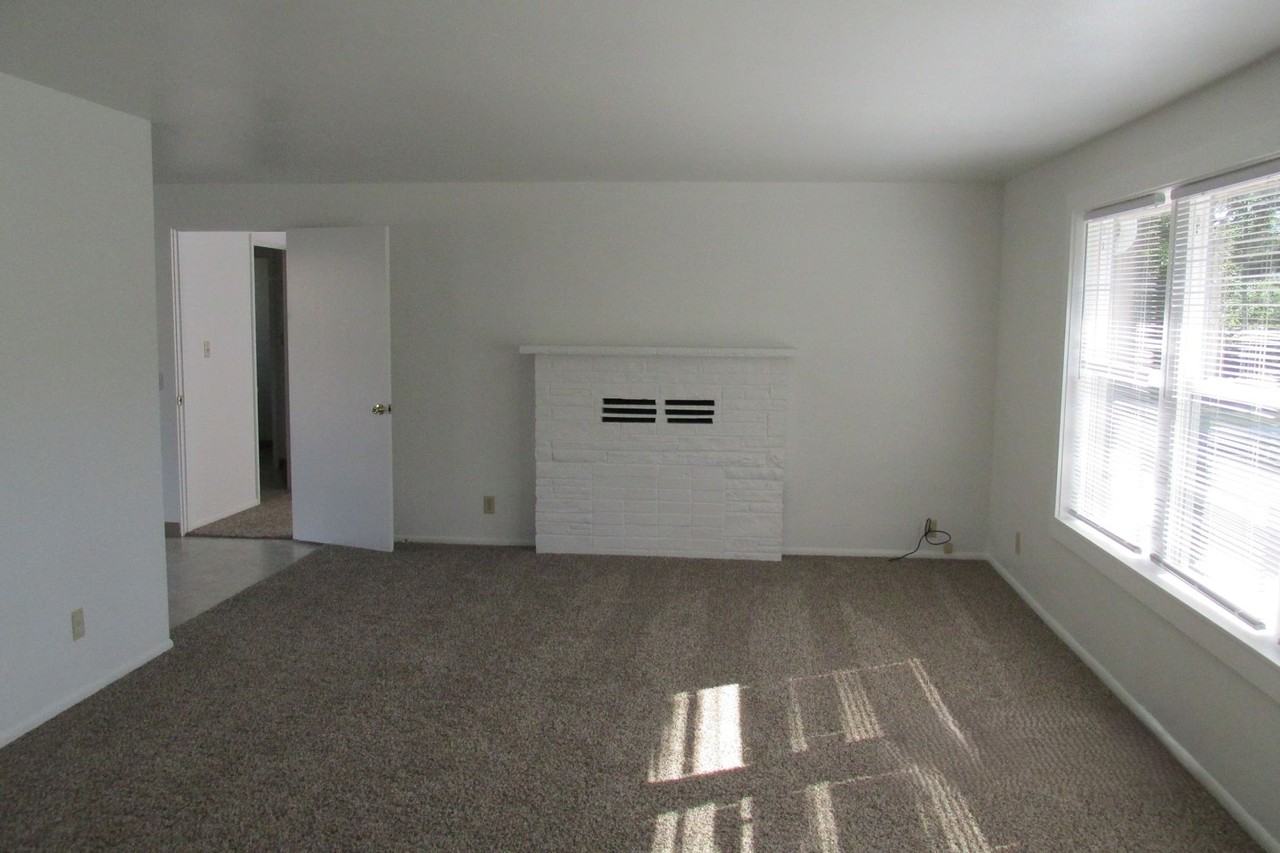 430 N Section St - Photo 3 of 11