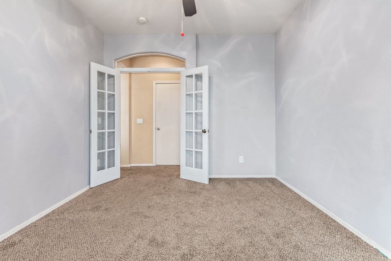 3018 S 102nd Ln - Photo 5 of 35