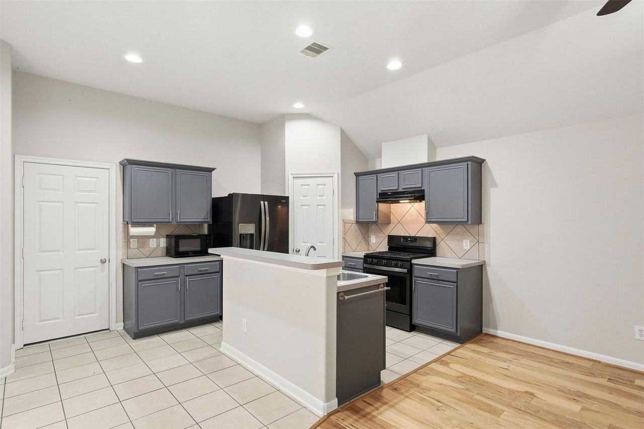 13218 Southpoint Ln - Photo 4 of 25