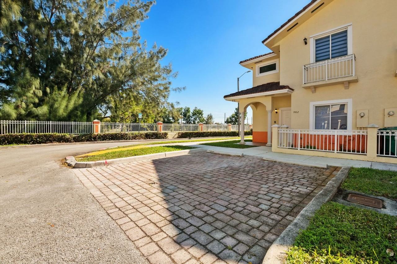 7422 Nw 182nd St - Photo 2 of 25