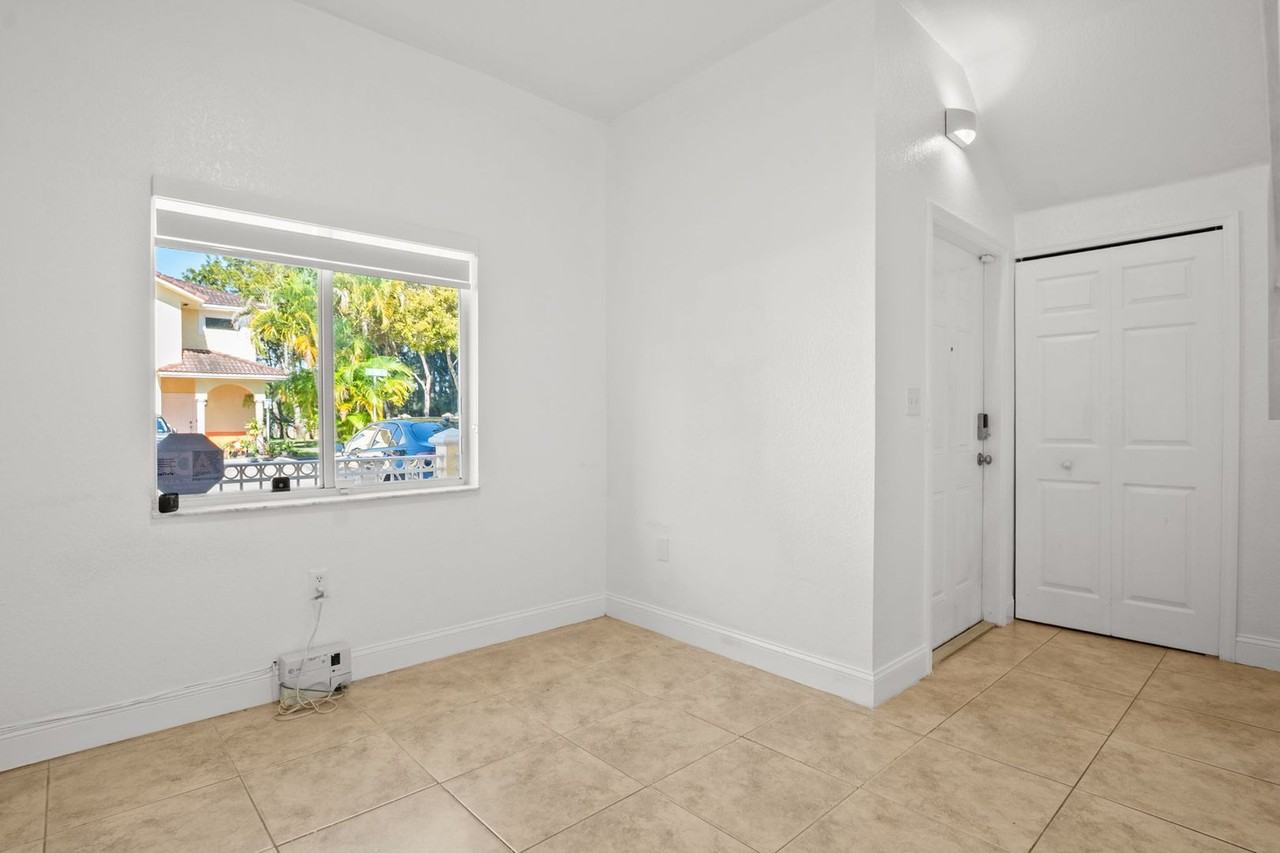 7422 Nw 182nd St - Photo 4 of 25