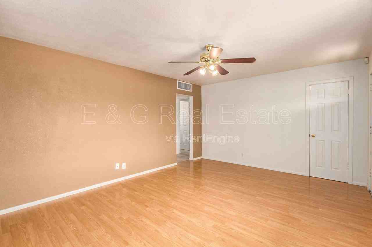 550 W 19th St - Photo 6 of 26