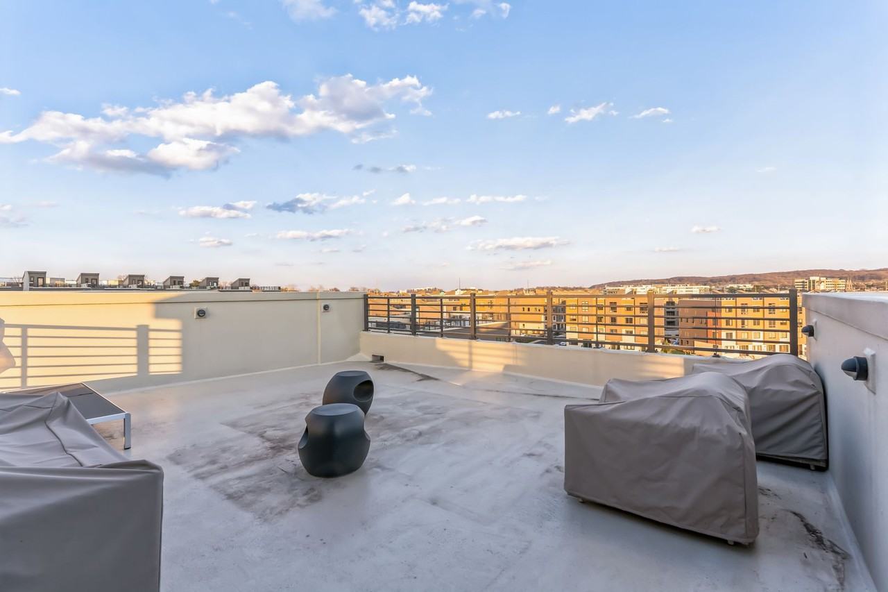 1012 Lakeview Ct - Photo 3 of 35