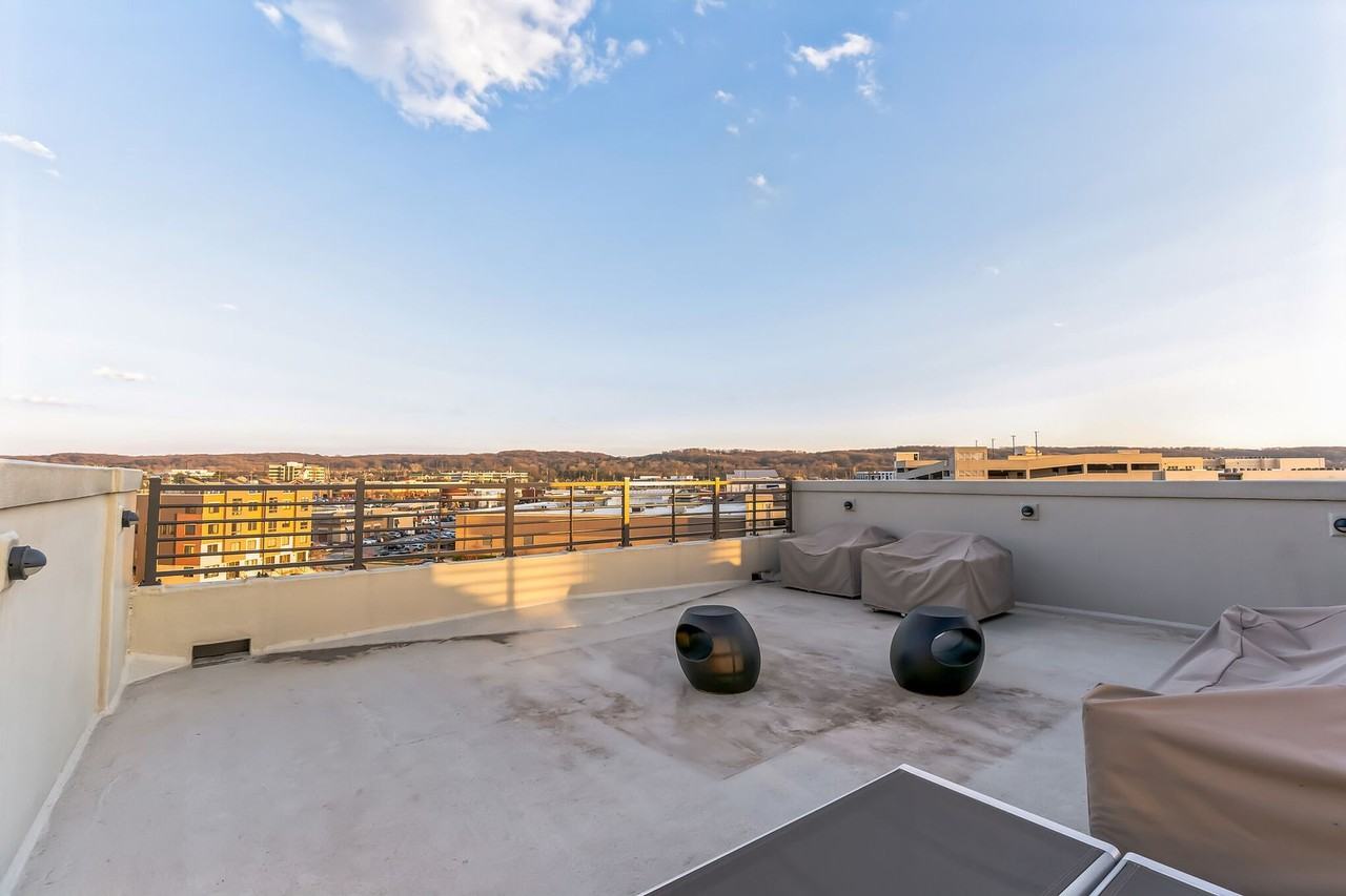 1012 Lakeview Ct - Photo 4 of 35