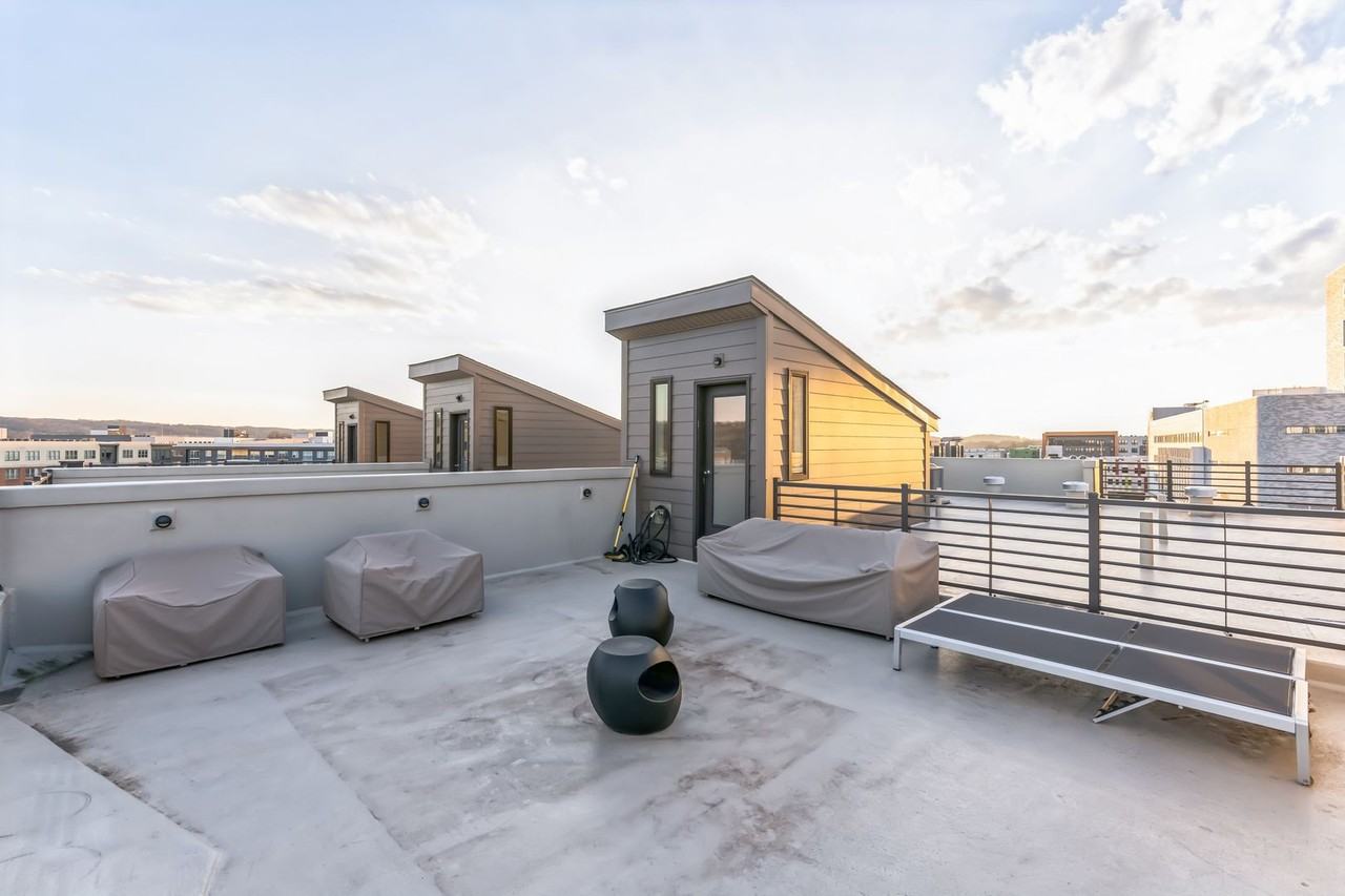 1012 Lakeview Ct - Photo 5 of 35