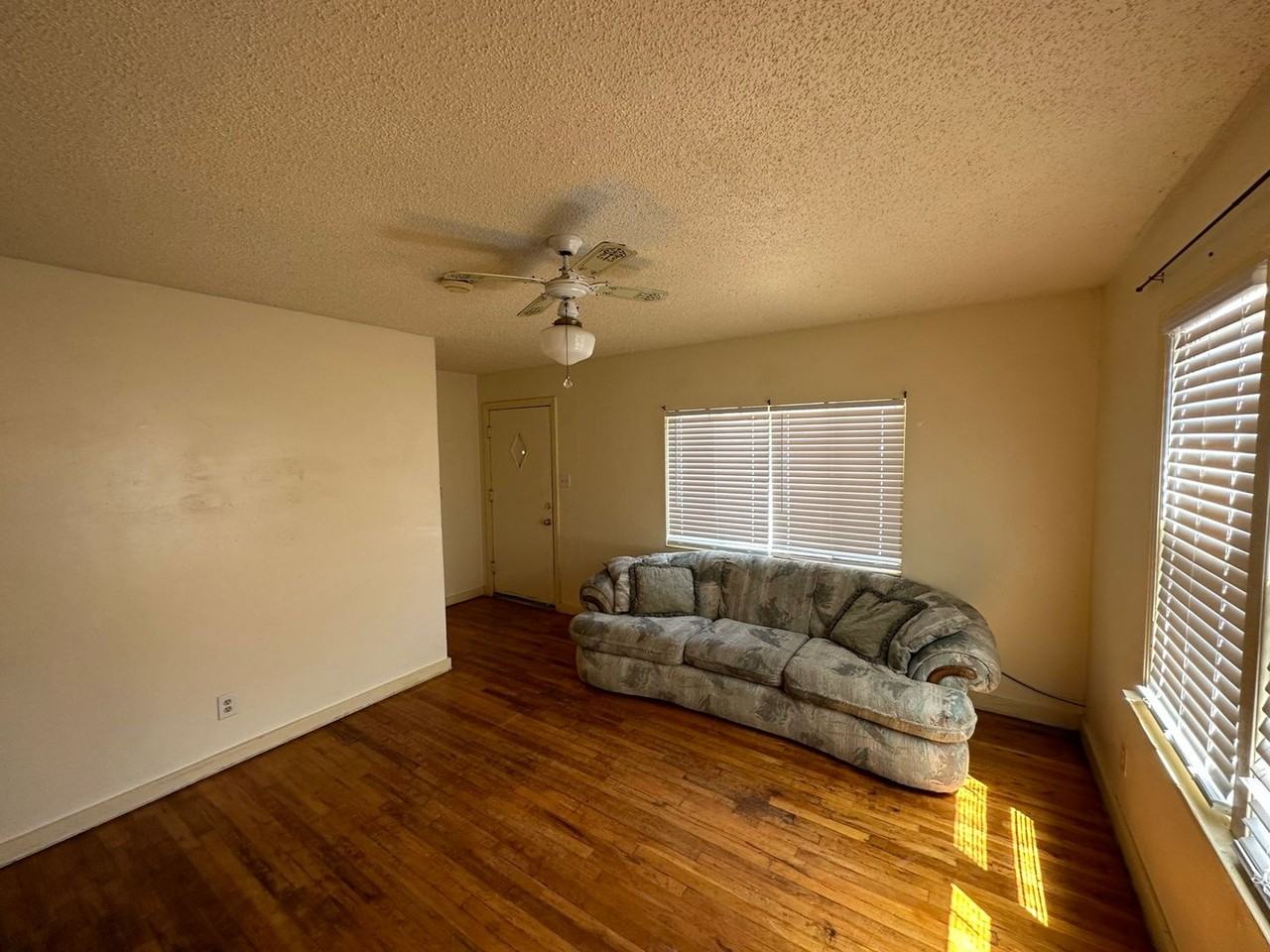 903 N Edwards St - Photo 4 of 21