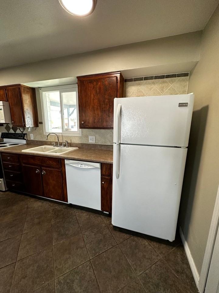 120 E Glade Ave - Photo 3 of 16