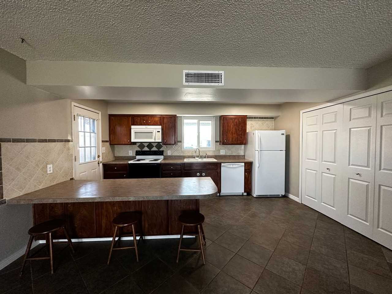 120 E Glade Ave - Photo 6 of 16