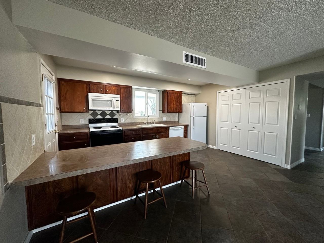 120 E Glade Ave - Photo 7 of 16