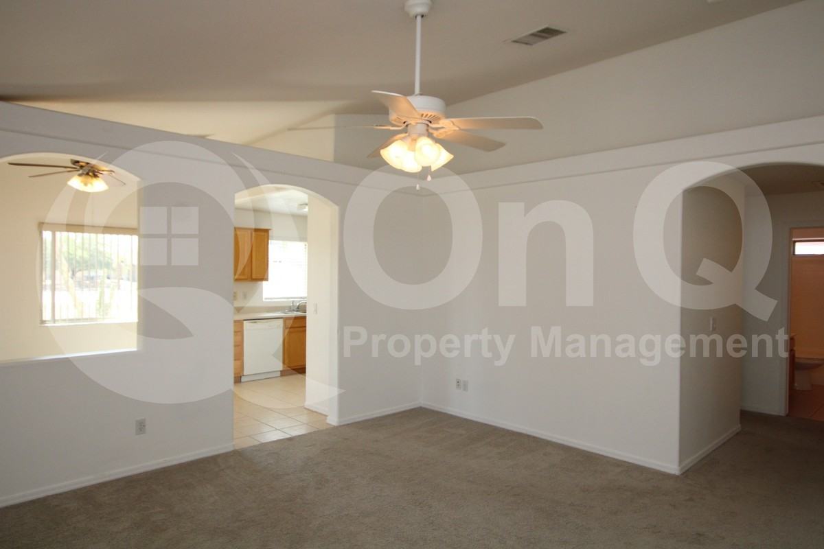 9471 W Troy Dr - Photo 4 of 15