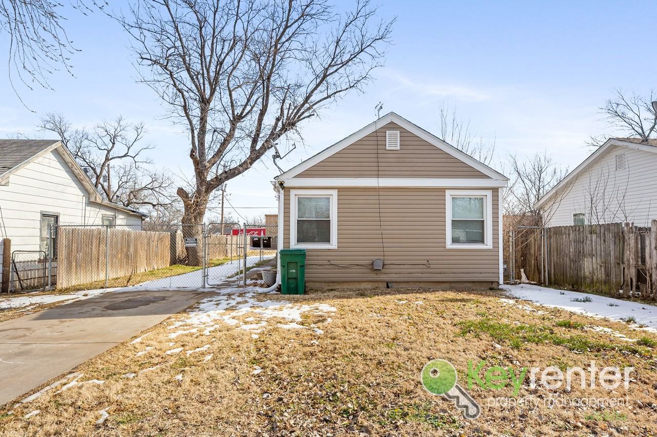 1038 S Richmond Ave - Photo 2 of 16