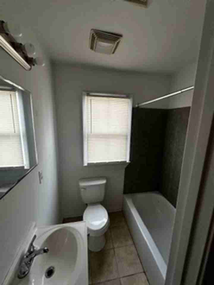 1037 Jackson Ave - Photo 5 of 9