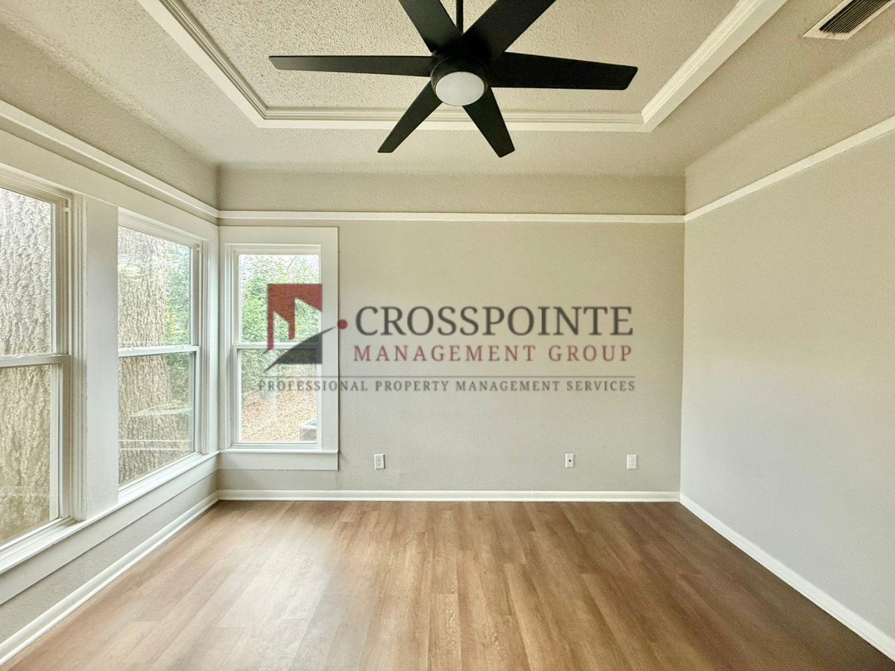 403 E Noble St - Photo 4 of 15