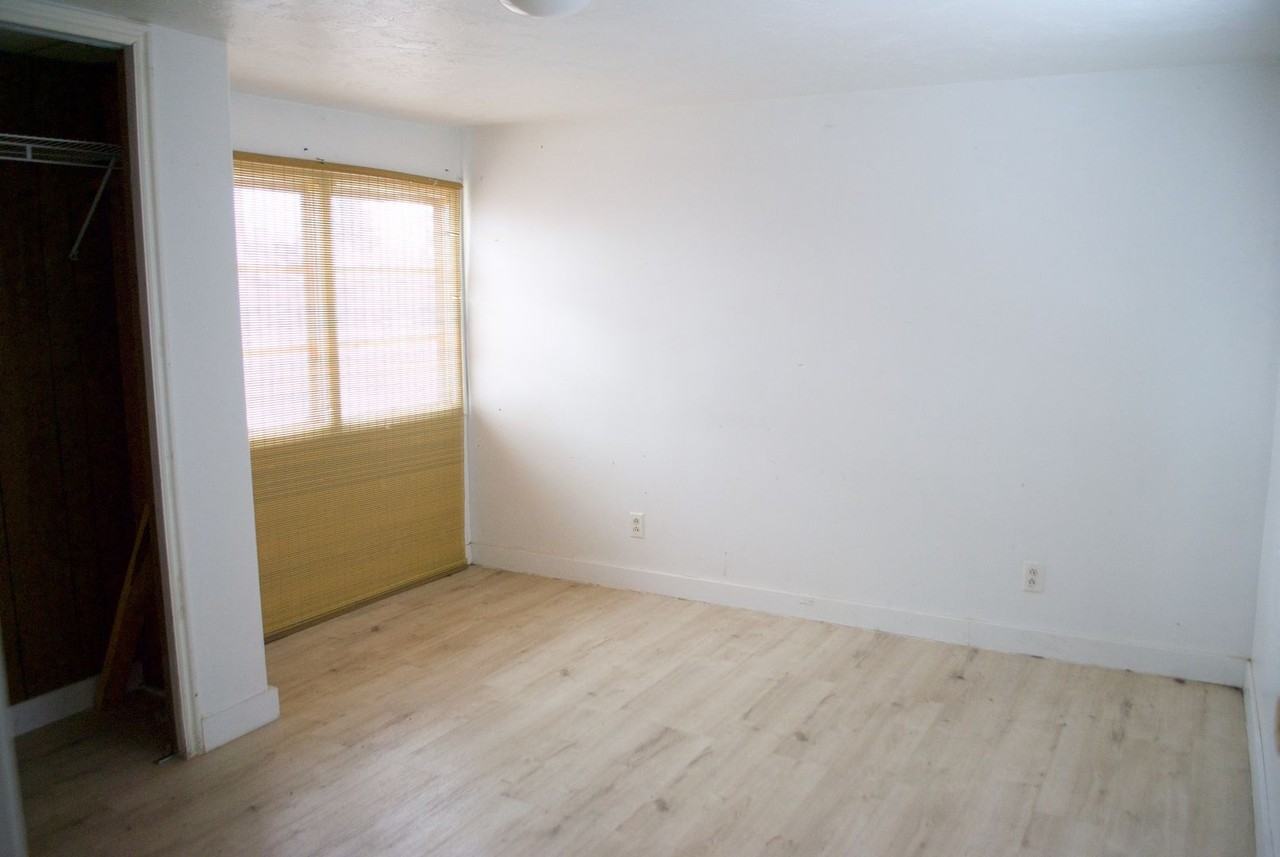 870 Lakewood Ave - Photo 5 of 8