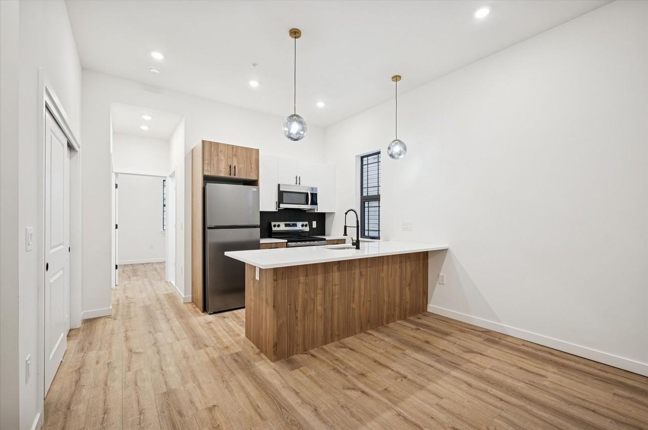 5139 Wayne Ave - Photo 2 of 12