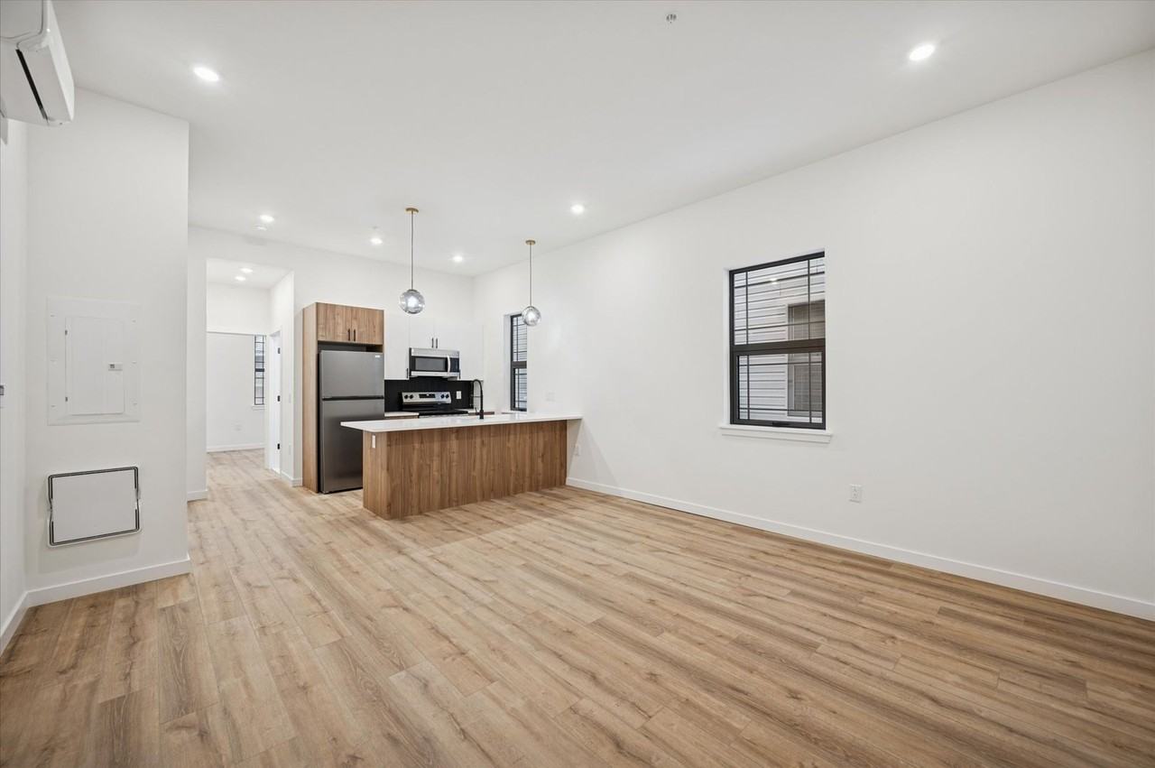 5139 Wayne Ave - Photo 3 of 12