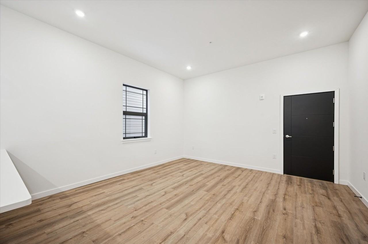 5139 Wayne Ave - Photo 5 of 12