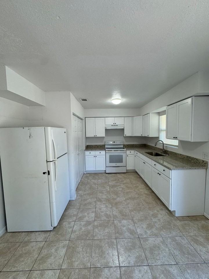 1128 Roselle Ave - Photo 2 of 9