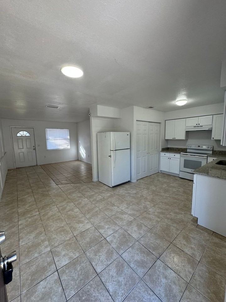 1128 Roselle Ave - Photo 3 of 9